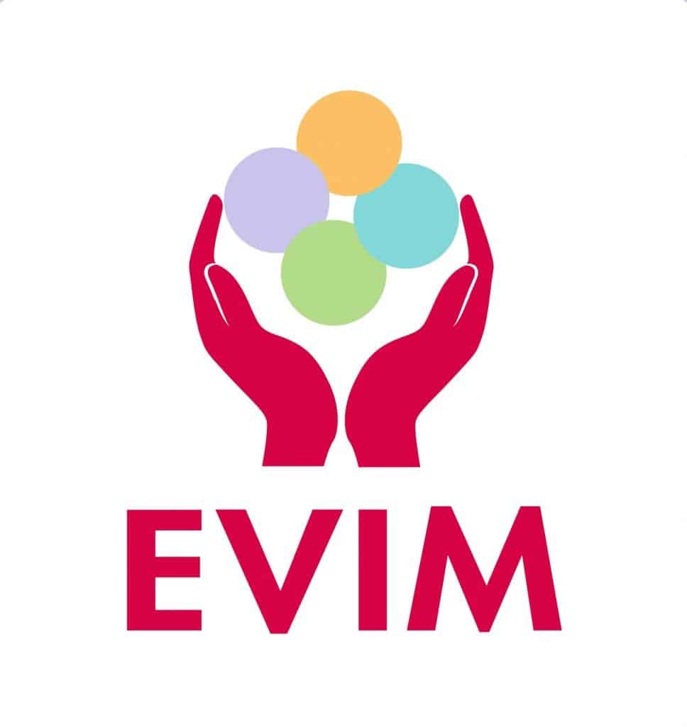 Zwei rote Hände sind nach oben gestreckt und halten vier bunte, sich überlappende Kreise über sich. Unterhalb der Hände steht in fetten roten Buchstaben auf weißem Grund "EVIM", ein Symbol für die Unterstützung und Gemeinschaft am Campus Klarenthal.